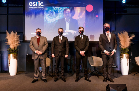 De gauche à droite: Jacques Lanners (président du conseil d’administration du List), Claude Meisch (ministre de l’Enseignement supérieur et de la Recherche), Franz Fayot (ministre de l’Économie) et Thomas Kallstenius (CEO du List). Ainsi que Jan Wörner, directeur général de l’ESA, en visioconférence. (Photo: MECO).