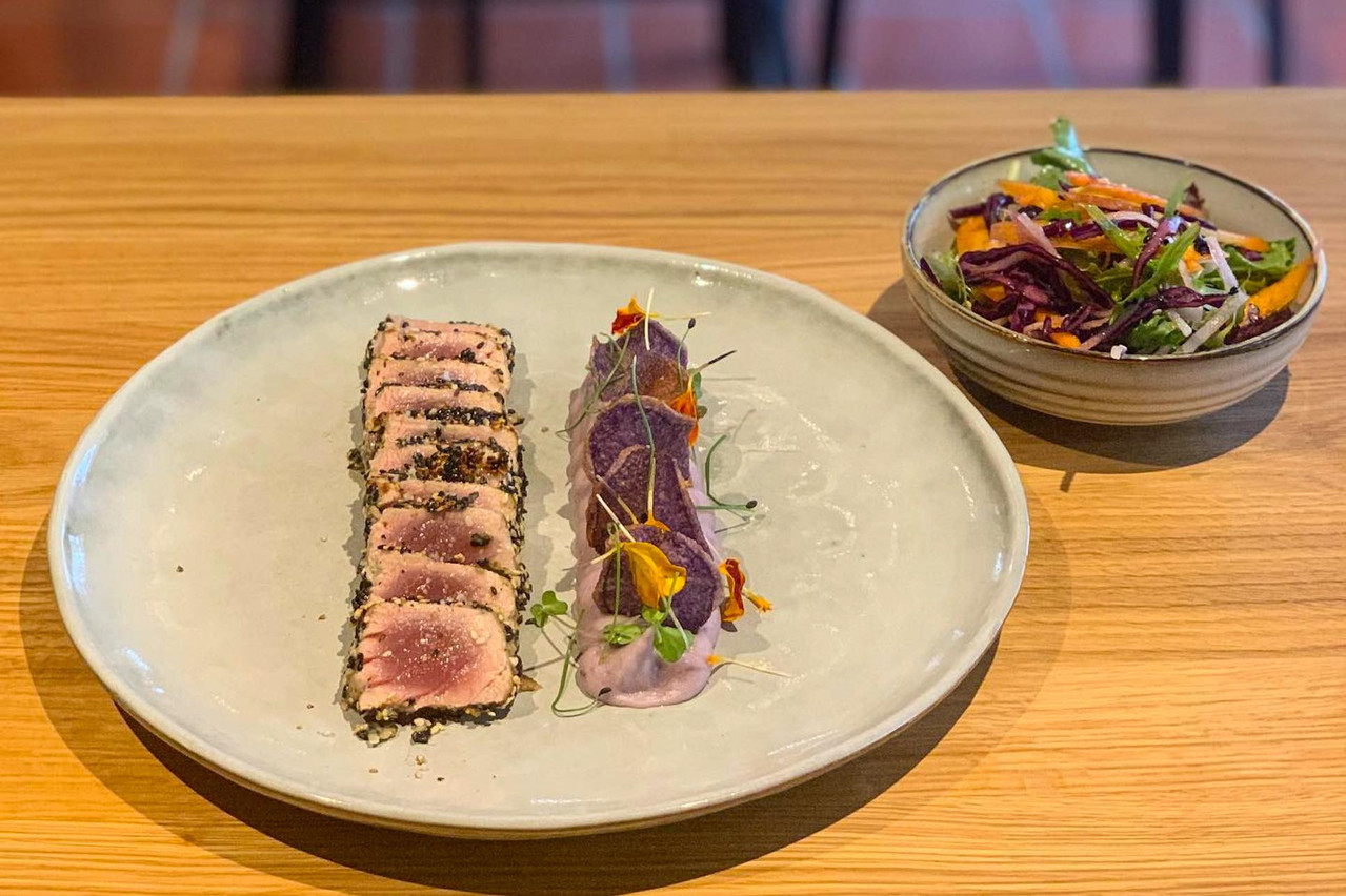 Le tataki de thon au wasabi et sa purée de vitelottes, une des nouveautés à la carte de la Cave à Manger, dans le quartier Gare de Luxembourg. (Photo: La Cave à Manger)