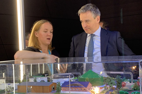 Le ministre de l’Enseignement supérieur et de la Recherche, Claude Meisch, a fait le tour des 20 stands de démonstration des technologies développées au List, de l’environnement à la smart city en passant par l’industrie. (Photo: Paperjam)
