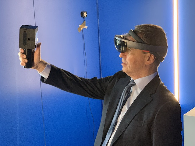 Le ministre de l’Enseignement supérieur et de la Recherche, Claude Meisch, a mis les lunettes de réalité virtuelle pour tester la radioactivité, par exemple, à partir des simulateurs créés par les chercheurs. Des outils d’entraînement industriels ou pour les secouristes. (Photo: Paperjam)