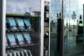 L’aéroport a pensé à tout avec son distributeur de masques à l’entrée. (Photo: Matic Zorman / Maison Moderne)