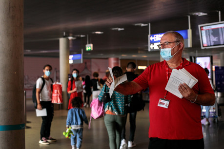 À l’arrivée au Findel, distribution de vouchers pour se faire tester au Covid-19. (Photo: Matic Zorman/Maison Moderne)