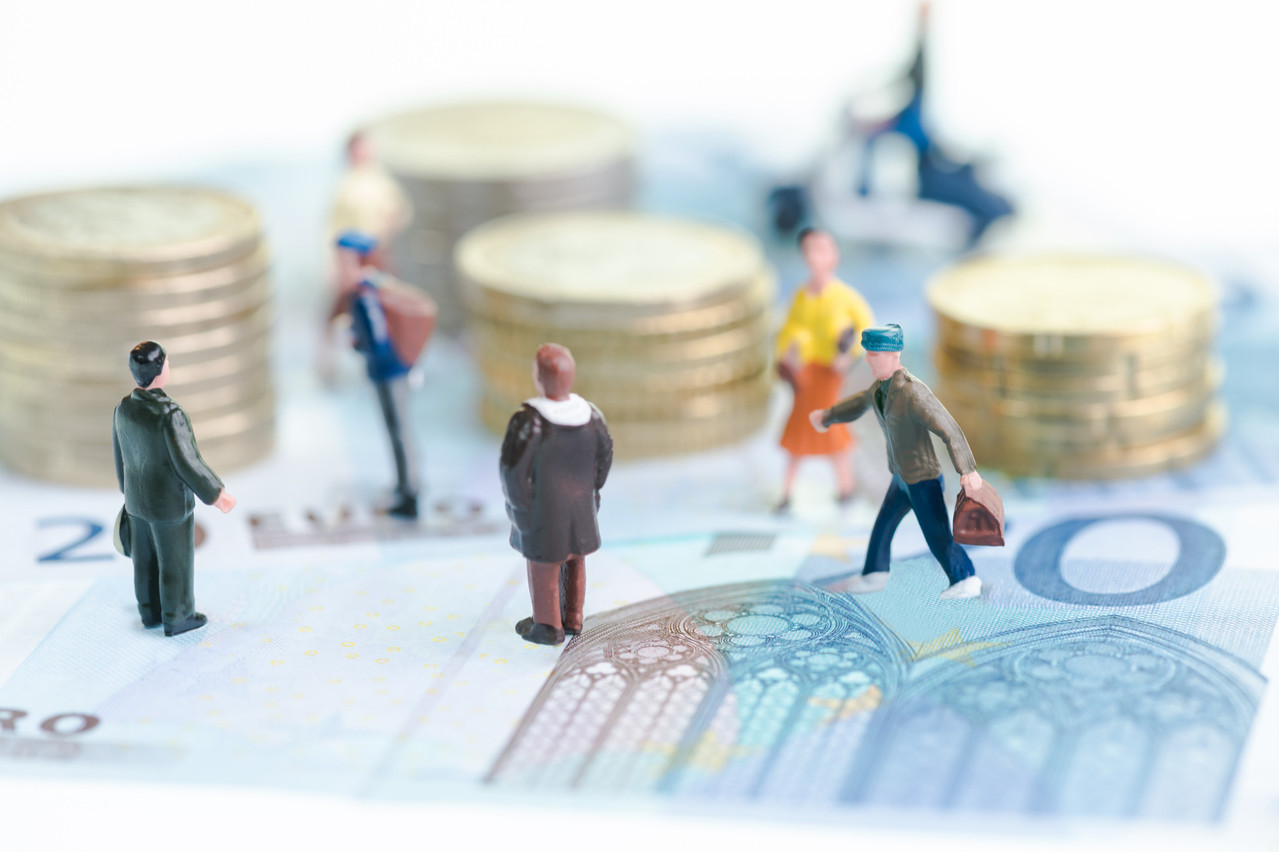 Au Luxembourg, les salaires pratiqués dans la finance ou encore dans l’enseignement sont deux à trois fois plus importants que dans la restauration ou encore le commerce. (Illustration: Shutterstock)