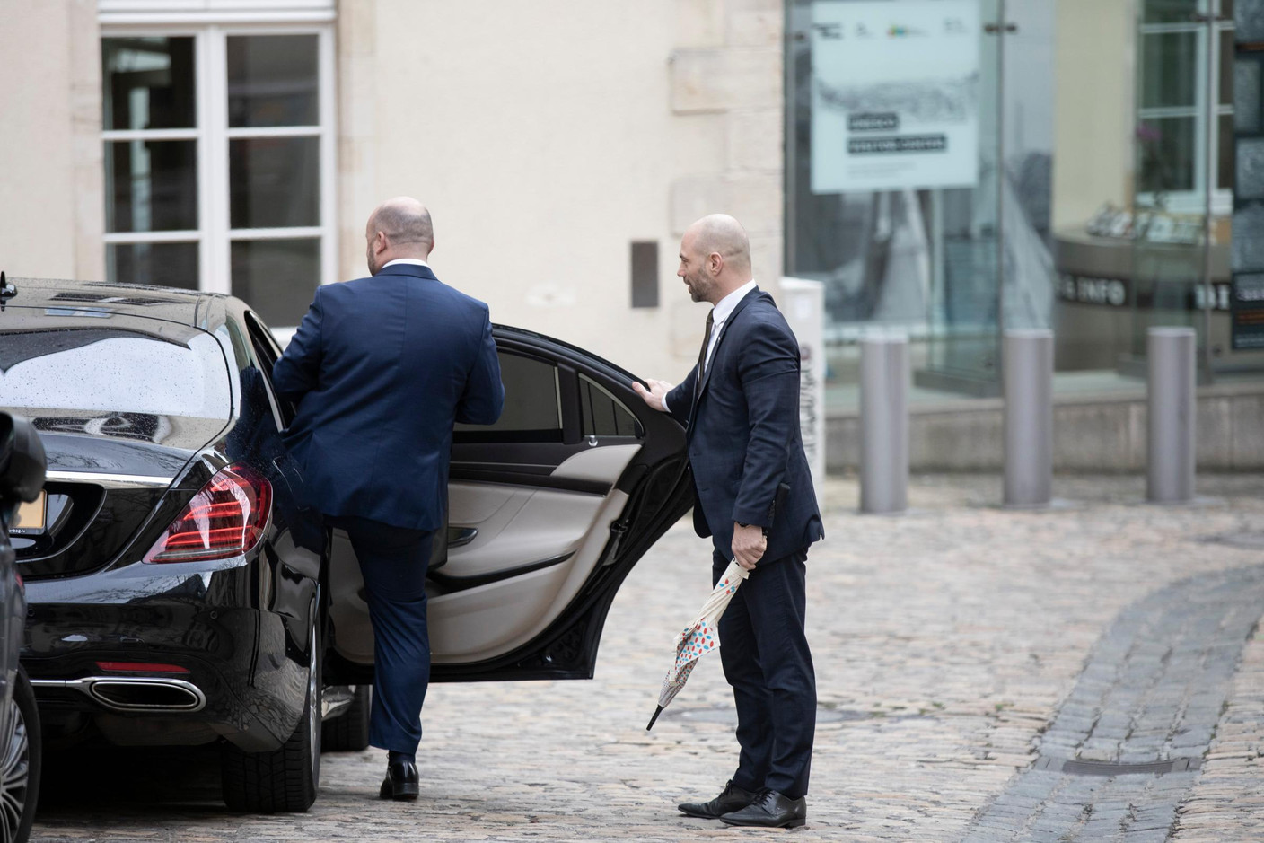 Au moment de monter dans sa voiture pour rejoindre le palais. (Photo: Jan Hanrion/Maison Moderne)