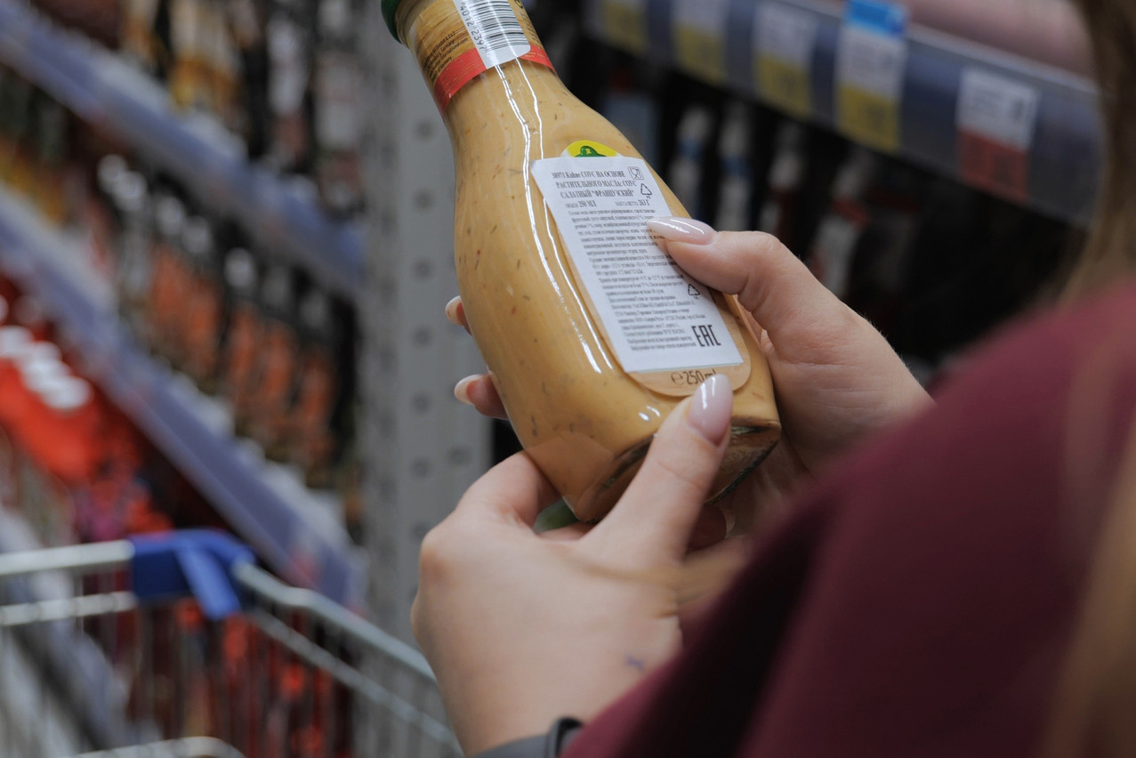 Certaines mentions sont obligatoires sur une étiquette, comme le nom du produit, le mode de conservation, la date de consommation ou encore la présence d’allergènes. D’autres indications sont, elles, facultatives. (Photo: Shutterstock)