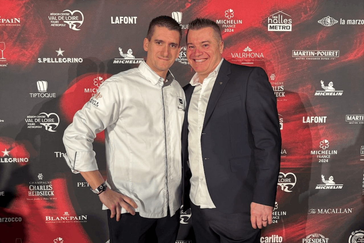 Alexandre Keff (à droite) et son chef Benoît Potdevin lors de la cérémonie Michelin qui s’est déroulée dans la soirée du lundi 18 mars, à Tours.  (Photo: Domaine de la Klauss)