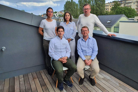 Clovis Degrave et Jens Buch (au premier plan) sont à l’origine du projet Cartes Blanches et ont été épaulés dans son développement par Virginie Carvalho (à gauche) et Mickael Williquet (à droite). Jessica (au centre) en sera la coordinatrice à temps plein. (Photo : Ideabox)