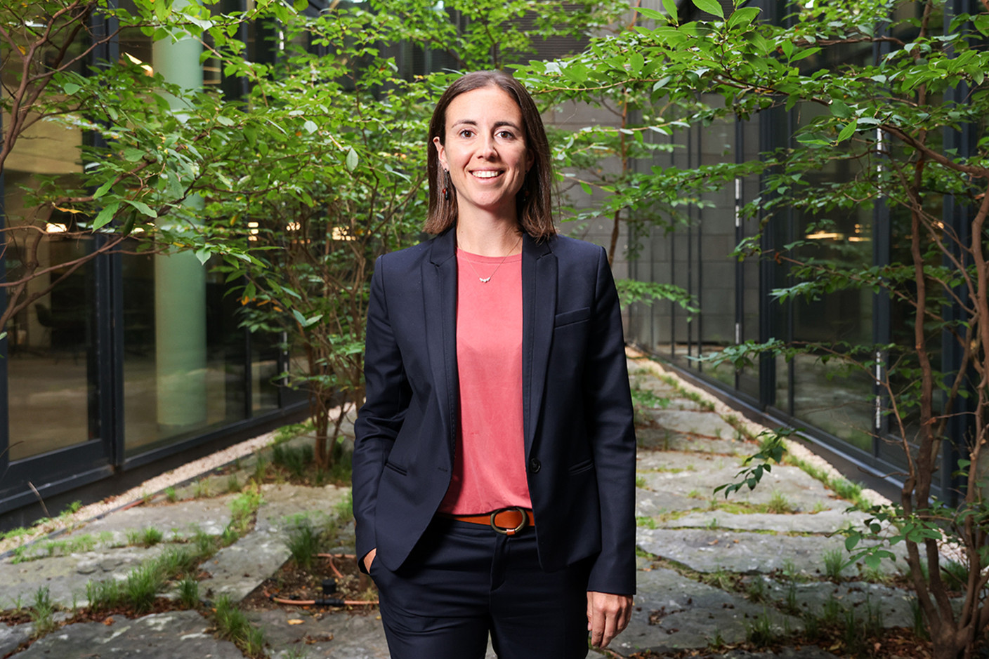 Catherine Wurth, Head of Corporate Social Responsibility, explique comment la banque a placé la RSE au coeur de son Plan de Développement GTS 2025.  Crédit photo : Eva Krins (Maison Moderne)