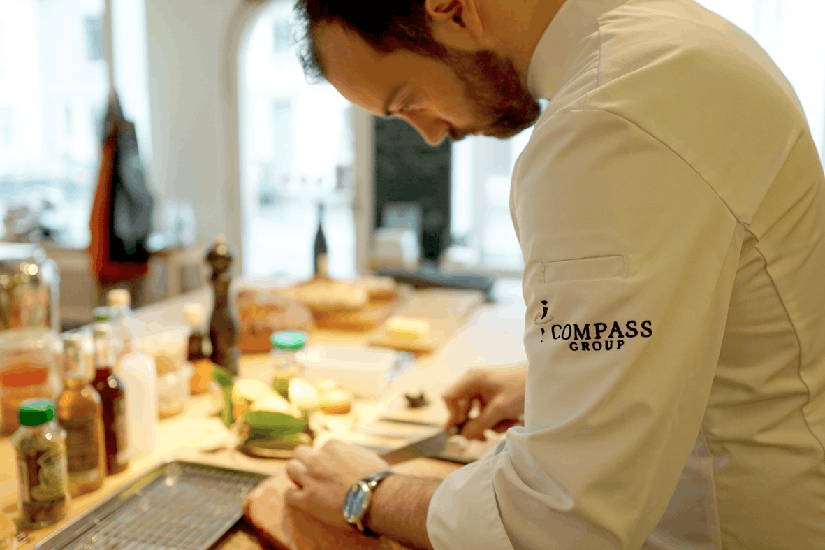 Eurest est un acteur très engagé auprès de ses clients, de la sélection de ses ingrédients à l’assiette finale, en passant par sa production, qu’il souhaite responsable.  (Photo: Compass Group)