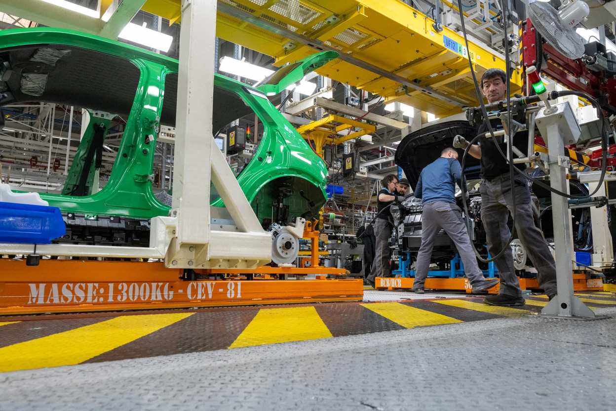 The European Commission is abandoning its objective of all-electricity by 2035 for car manufacturers, backtracking on one of its major environmental measures. (Photo: European Commission)