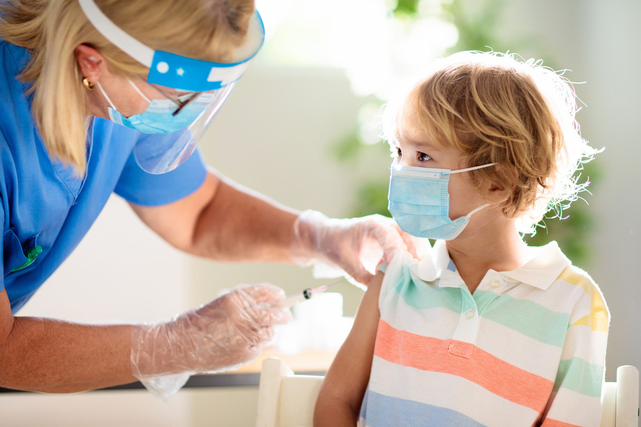 Children between the age of 5 and 12 should also be vaccinated with Pfizer/BioNTech, says EU drug watchdog EMA. Currently, children in that age bracket are witnessing the highest increase of infections. Photo: Shutterstock