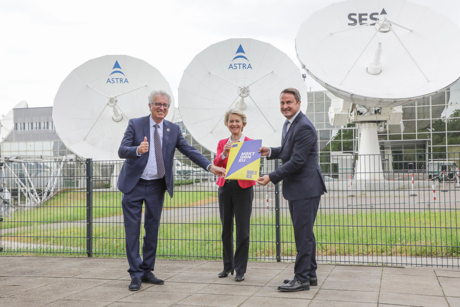 Finance minister Pierre Gramegna, EU Commission president Ursula von der Leyen and prime minister Xavier Bettel (l.t.r.) holding a copy of Luxembourg’s NextGenerationEU plan at the SES headquarters in Betzdorf during a visit in June SIP / Luc Deflorenne
