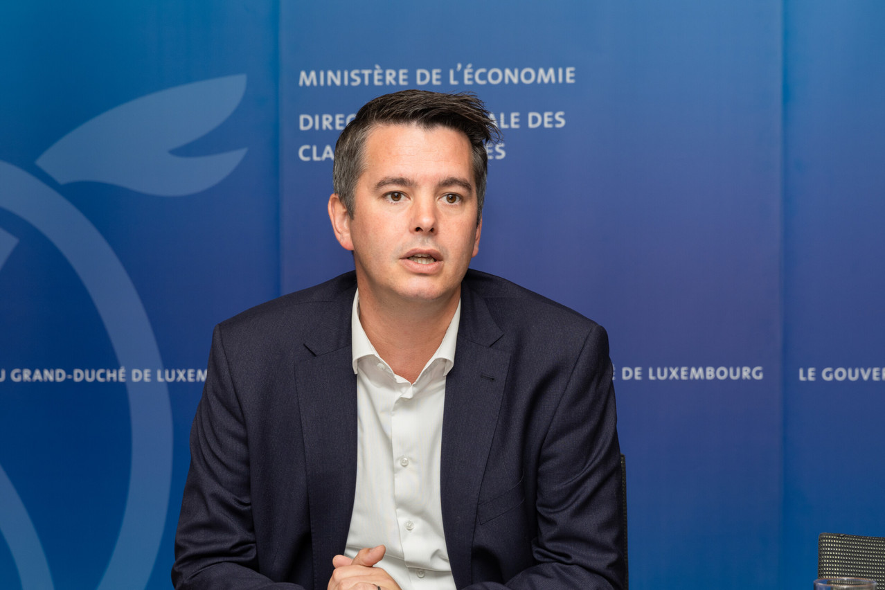 “An industry that invests in decarbonisation today will be more resilient tomorrow,” said economy minister Lex Delles at the press conference on 25 March. (Photo: Romain Gamba/archives)