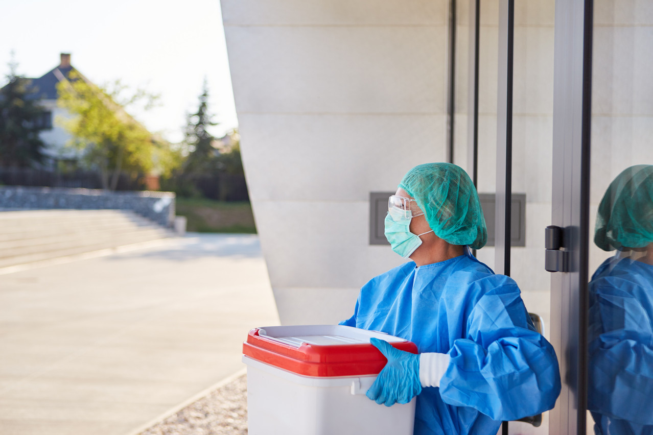 Surgeon with organ transport after organ donation for surgery.  True Touch Lifestyle/Shutterstock.  