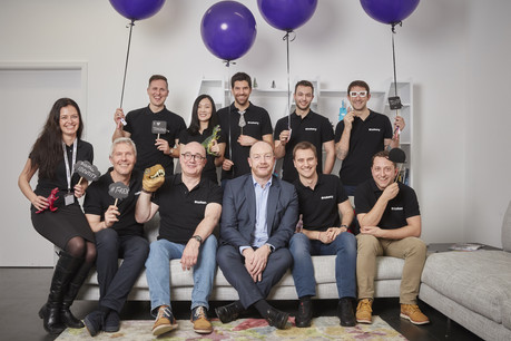 Toute l’équipe luxembourgeoise autour de Fabrice Croiseaux (membre du board, en costume) avec le CEO Luc Falempin, à sa gauche. (Photo: Tokeny / ericdevillet.com)