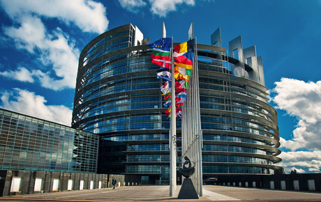 Ce mercredi, une large majorité des députés ont soutenu la mise en place rapide de ce certificat vert numérique. (Photo: Shutterstock)