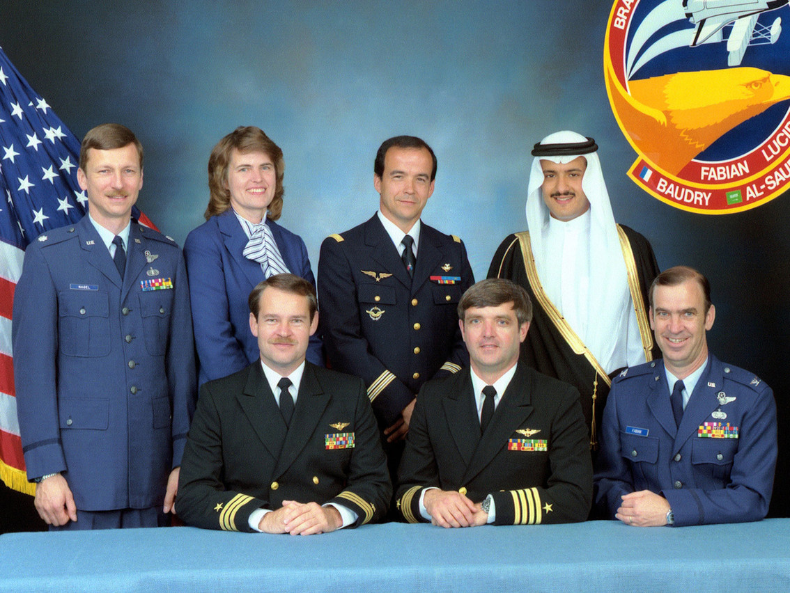Steven Nagel, Shannon Lucid, Patrick Baudry (debout) et le sultan ben Salman ben Abdulaziz Al-Saud. John Creighton, Daniel Brandenstein et John Fabian (assis) avant l’envol de Discovery en 1985. (Photo: Nasa/JSC)