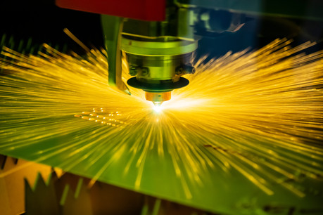 Le plasma, utilisé dans l’industrie pour découper, peut aussi permettre de lutter contre la pollution de déchets ménagers, d’amiante ou même nucléaires. C’est la spécialité d’Europlasma. (Photo: Shutterstock)