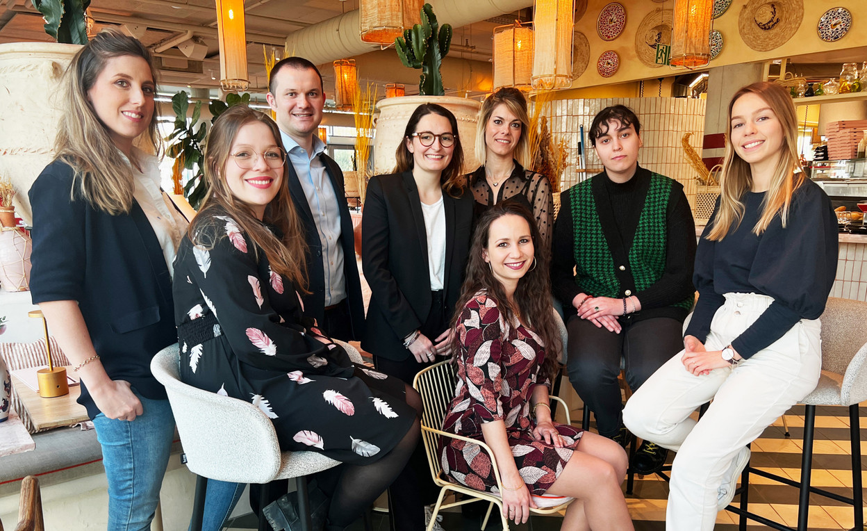 De la gauche vers la droite : Elfy Pins, Founder and Chief Entertainment Officer, Supermiro Le Club ; Lisa Vander Eecker, HR Trainee, Value Partners ; Baptiste Cuffaro, Head of Business Development, Marketing & Communication, Value Partners ; Pauline Virtt, Captain Content en Chef & Customer Success, Supermiro Le Club ; Mathilde Nouvel, Chouchouteuse de Clients en Chef, Supermiro Le Club ; Julie Lorrain, Senior HR Officer, Value Partners ; Lonya Badir, Marketing Officer, Value Partners ; Marion Peter, Content Marketer, Supermiro Le Club. Value Partners 