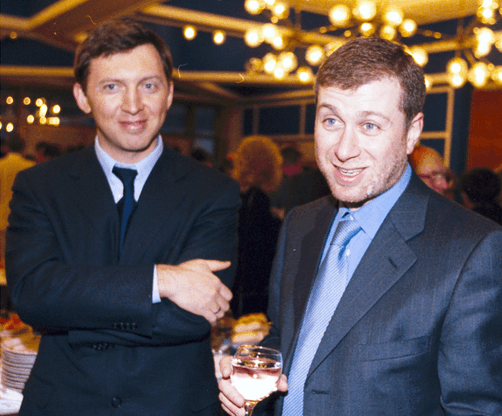 Roman Abramovich, ici en compagnie d’Oleg Deripaska, en 2006, lors d’une réunion des oligarques russes avec Vladimir Poutine, se défend d’être celui qui, le premier, l’a introduit auprès de Boris Eltsine. (Photo: Shutterstock)