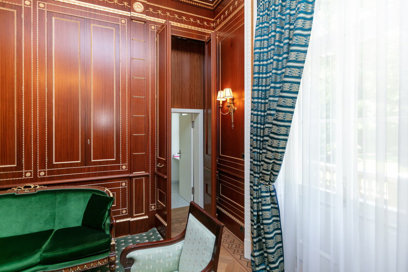 A hidden door in the panelling of the “president's room” gives way to a small toilet Romain Gamba/Maison Moderne
