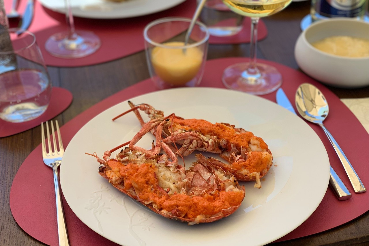 Grilled in summer but also worked in a more sophisticated way, lobster and many other exceptional products always find a place of choice on the menu of Les Jardins d'Anaïs... Maison Moderne