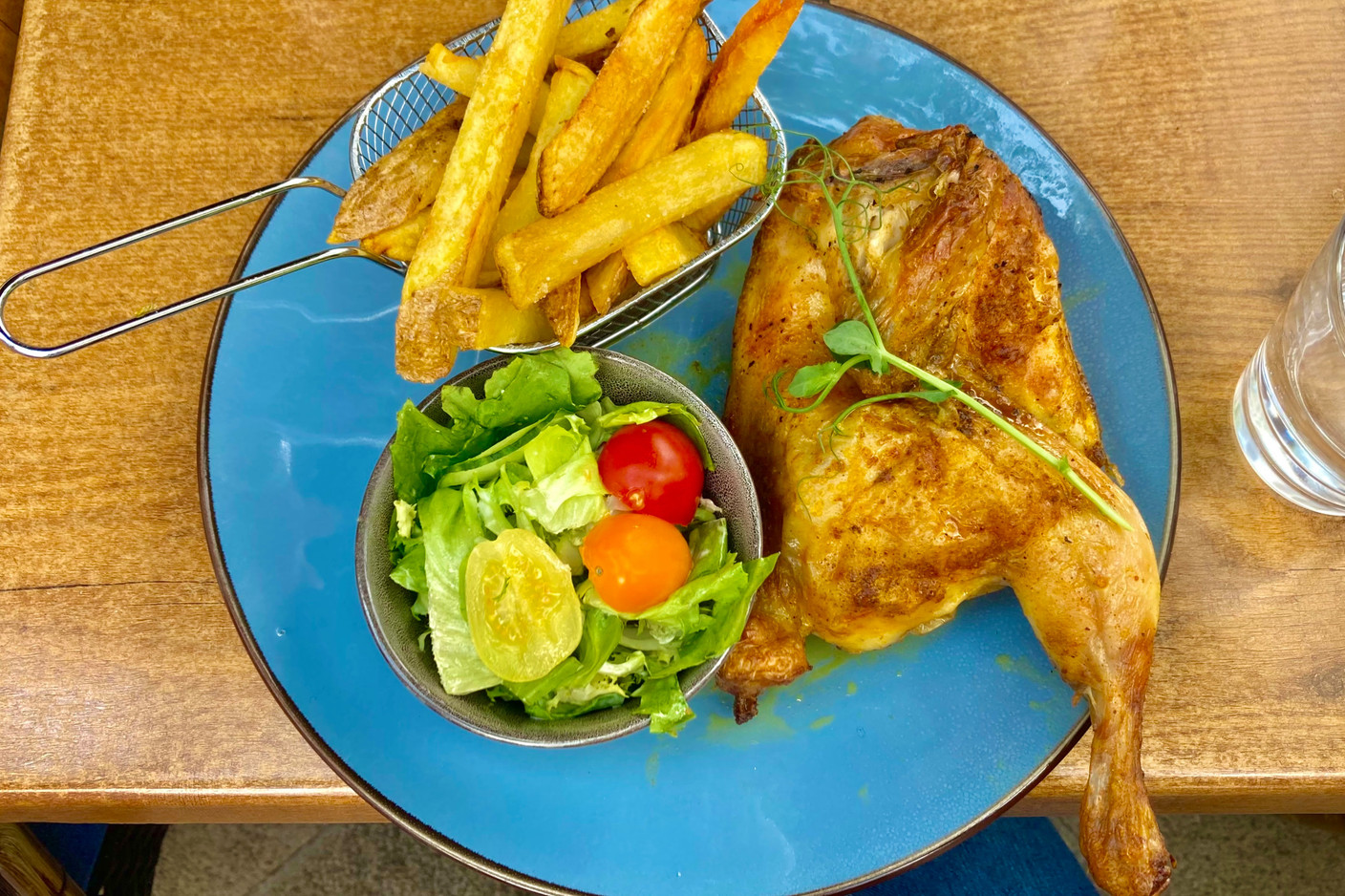 La Fontaine on the Place de Paris is a classic French brasserie that offers a daily lunch suggestion. Photo: Lydia Linna/Maison Moderne