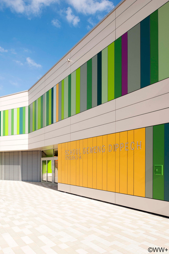 Vue de l’entrée de l’école fondamentale, avec son système de façade colorée. (Photo: WW+)