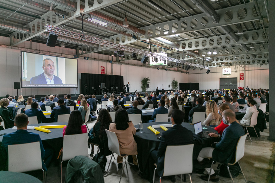 During the coming months, focused compulsory training awaits the young recruits who have recently joined EY. (Photo: Romain Gamba/Maison Moderne)