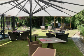 Pour l’apéritif, le repas ou le café, les raisons sont multiples de s’installer dans le beau jardin. (Photo: Céline Coubray)