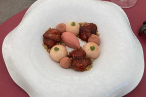 Et pour finir, un dessert de saison, léger et gourmand, aux fraises pochées.  (Photo: Céline Coubray)