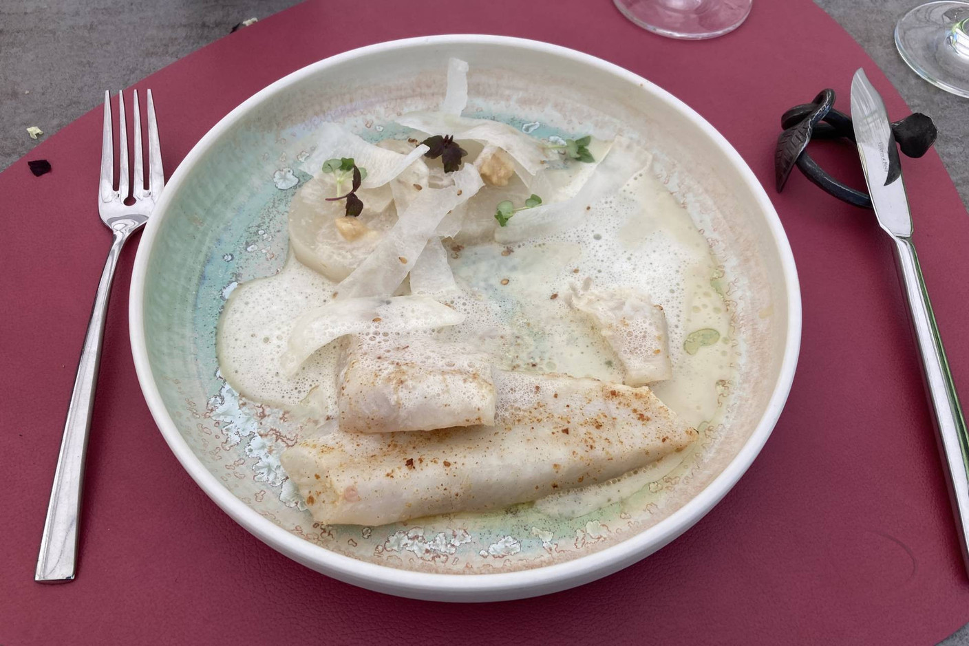 Un délicieux Saint-Pierre, avec sa sauce généreuse. (Photo: Céline Coubray)