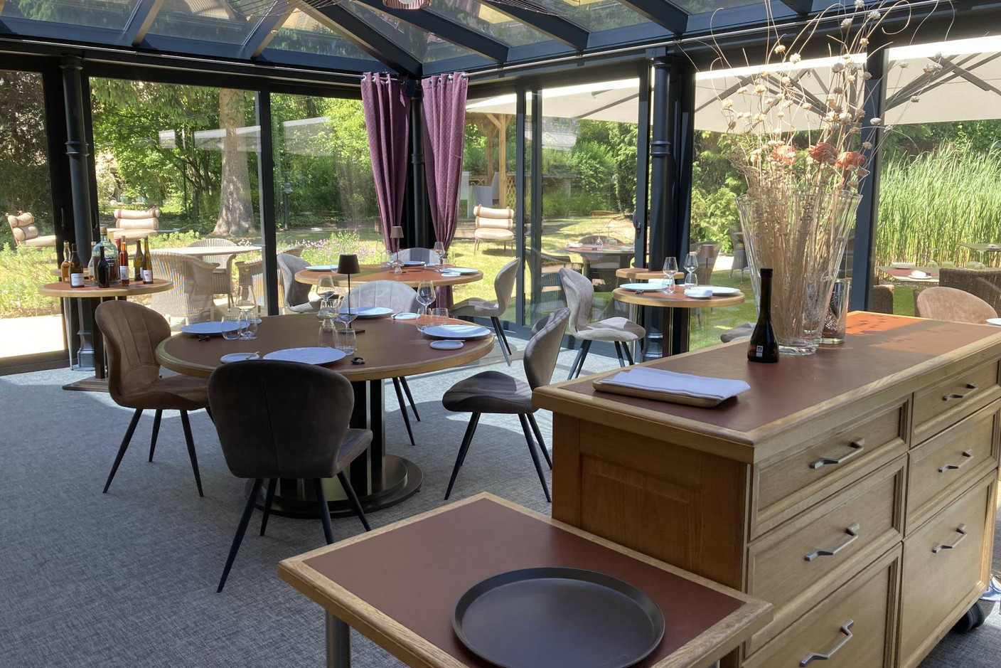 Le restaurant dispose d’une véranda parfaite pour la demi-saison. (Photo: Céline Coubray)