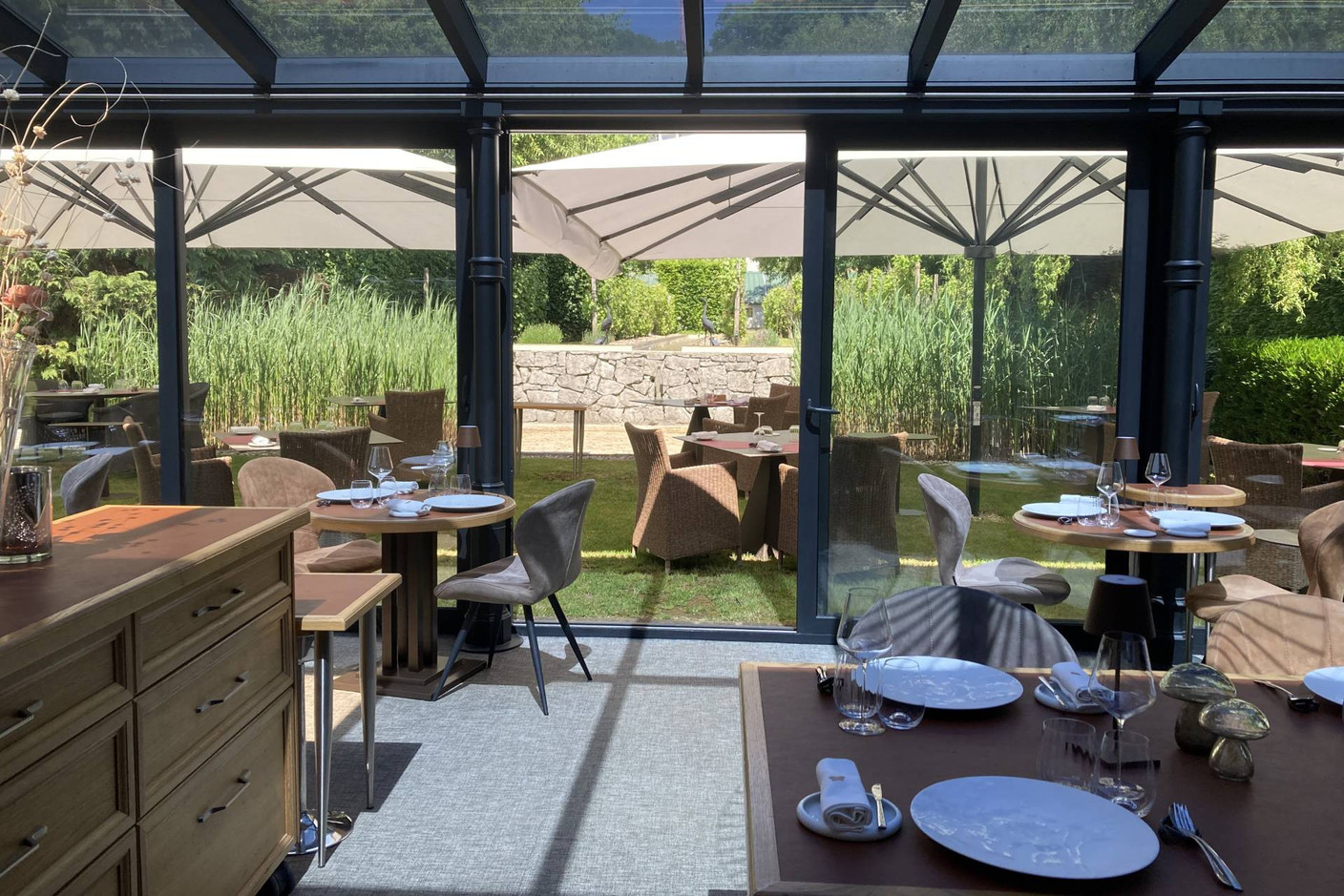 If the weather permits, it is possible to have lunch in the garden. Photo: Céline Coubray