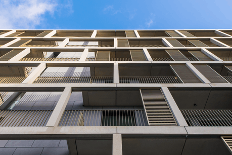 L’écriture de la façade joue avec l’agencement des lignes verticales et horizontales. (Photo:Johannes-Maria Schlorke)
