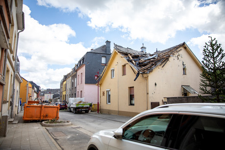 L’objectif principal ce lundi reste le bâchage et la fermeture des toitures endommagées. Meteolux a en effet placé le Luxembourg en vigilance jaune pour une alerte aux orages avec de potentielles fortes rafales de vent cet après-midi et dans la soirée. (Photo: Mélanie Markovic / La Meuse Luxembourg)