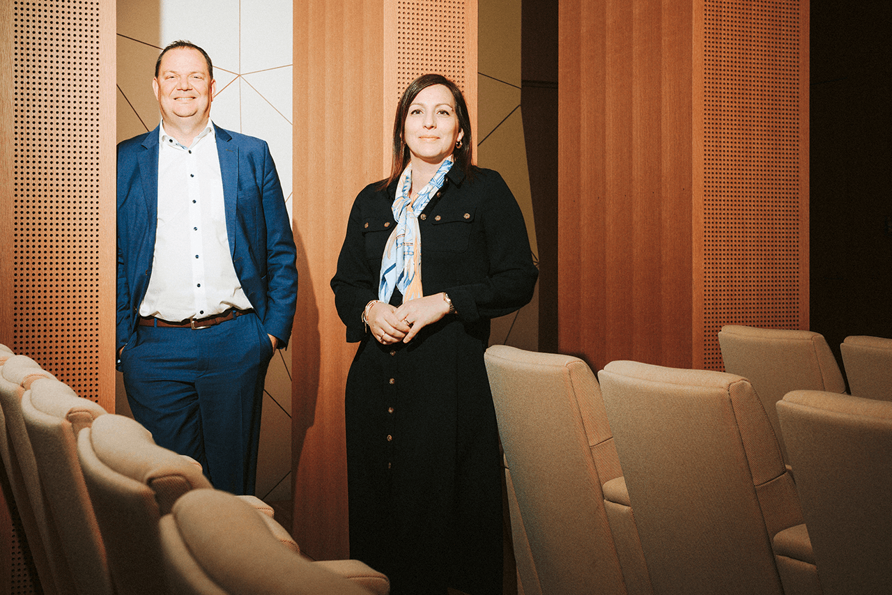 Jérôme Wiwinius, sous-directeur au sein de Lalux Assurances et Emeline Rodriguez, conseillère à la direction, présentent une solution de cyber assurance que la compagnie veut accessible pour toutes les entreprises et tous les professionnels. (Photo: Julian Pierrot/Paperjam)