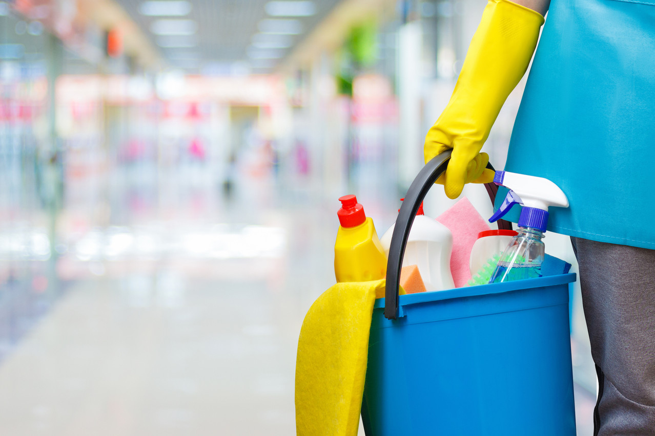 Le nettoyage des locaux est souvent une des premières activités externalisées. (Photo : Shutterstock)