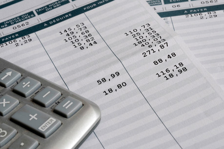 Les services financiers et l’assurance contribuent au ralentissement des salaires, en raison des primes et gratifications payées fin 2018. (Photo: Shutterstock)