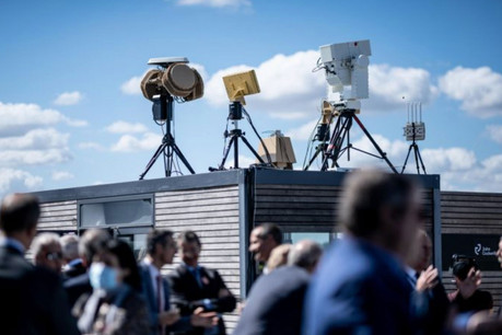 Juillet 2020. Deux mois après la création de John Cockerill Fortress à Mondorf, la technologie anti-drone séduit un parterre de VIP à Paris. Un premier succès pour ses deux promoteurs. (Photo: John Cockerill)