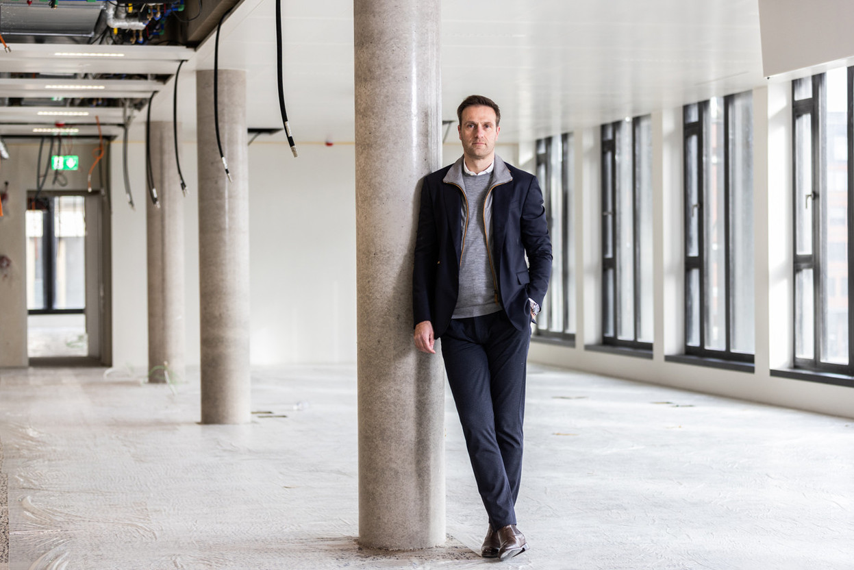 En tant que Country Director, Quentin Verschoren souhaite renforcer l’image d’ATENOR et identifier les opportunités d’investissement à saisir. Crédit photo : Eva Krins (Maison Moderne)