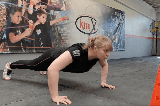 Krav Maga Center «By Kickyoufit» propose une série d’exercices simples à faire à la maison. (Photo : Krav Maga Center «By Kickyoufit»)