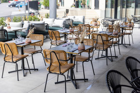 Une terrasse de 90 places complète la grande salle de 150 couverts et le comptoir Familia du centre commercial Copal.   (Photo: Romain Gamba/Maison Moderne)
