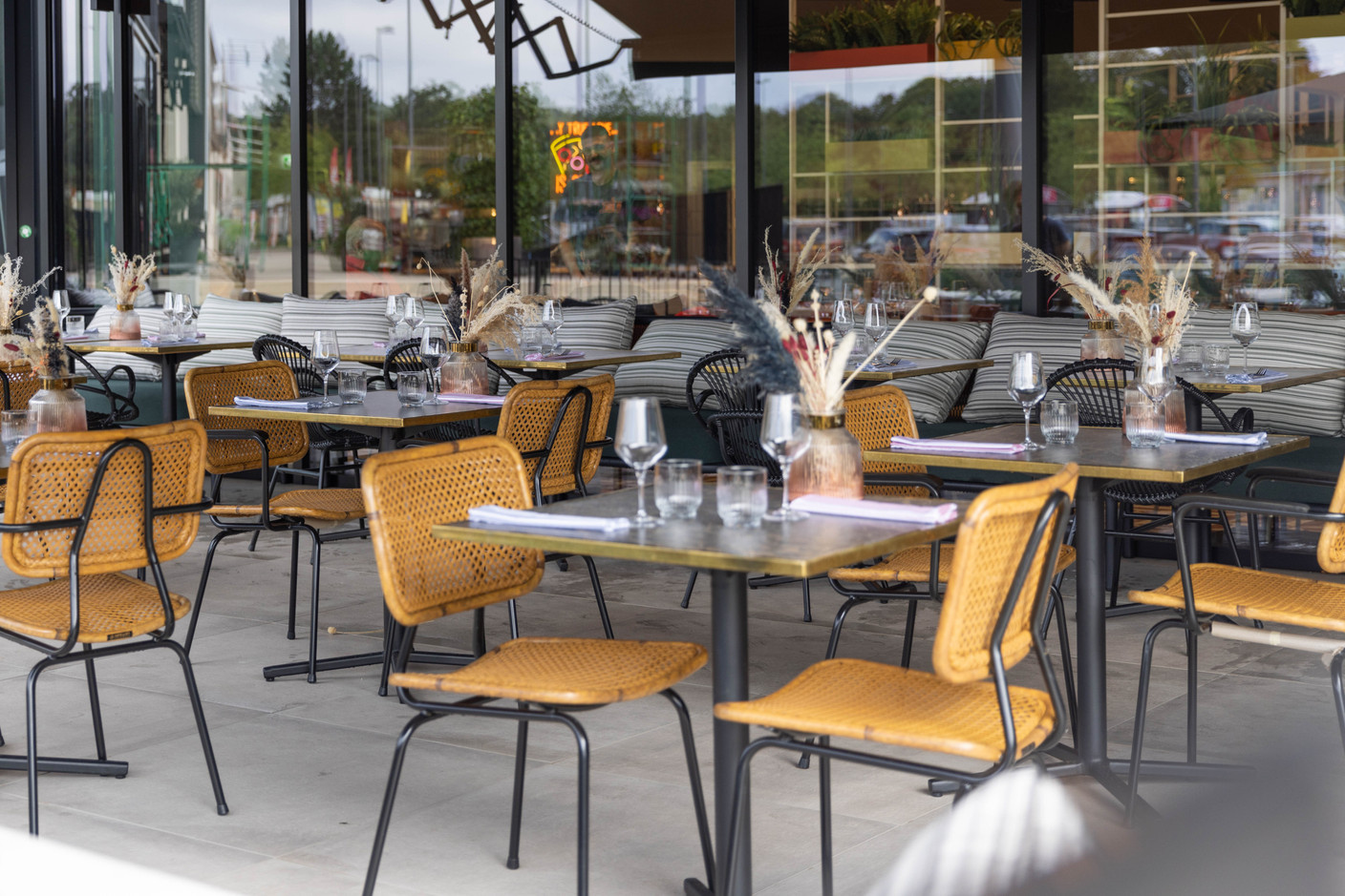 Une terrasse de 90 places complète la grande salle de 150 couverts et le comptoir Familia du centre commercial Copal.   (Photo: Romain Gamba/Maison Moderne)