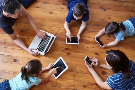 Tous les dimanches, réunion de famille pour mettre en place les objectifs de la semaine. Trello et Slack, outils professionnels, entrent dans la sphère familiale. (Photo: Shutterstock)