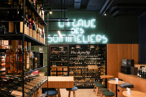The focal point of the unique interior is the wine cellar with its full-height glass wall, housing Cuvées Prestiges, classic vintages and rare wines that collectors will love. Marie Russillo (Maison Moderne)