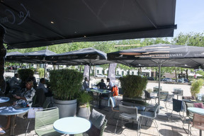 During the summer season, the sun-drenched terrace is the perfect place to enjoy a Côtes de Provence Château Maïme Cuvée Héritage or Cuvée Promise rosé, or to toast a special occasion with a white or rosé crémant. Marie Russillo (Maison Moderne)