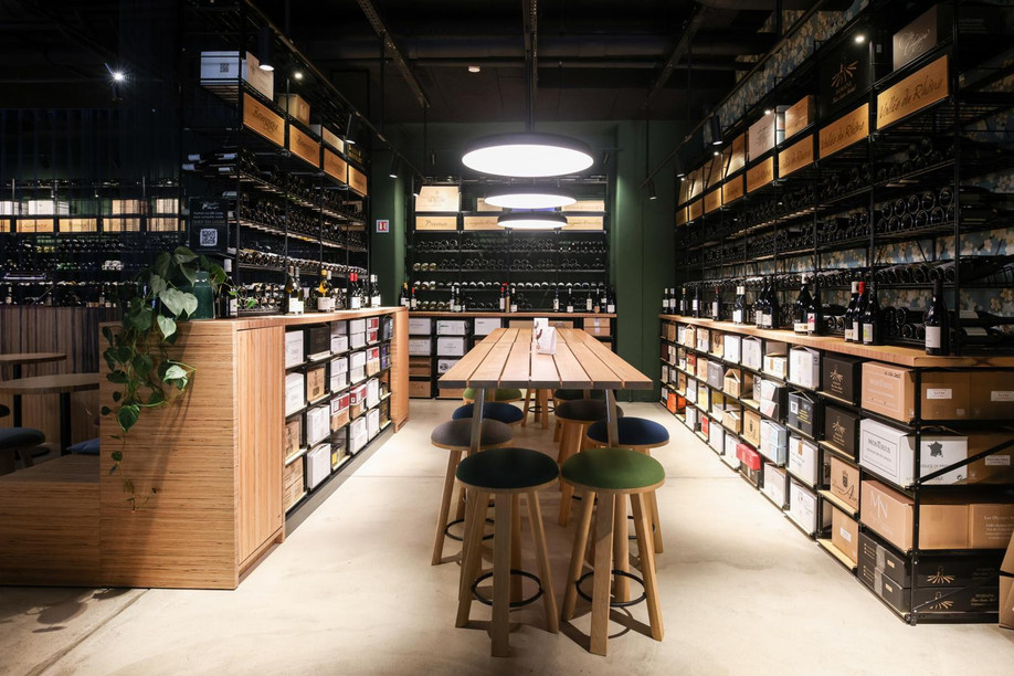 To satisfy the most expert noses, this specialist wine merchant has selected over 300 wines from Luxembourg, France, Italy, Spain and Portugal, as well as from far-flung climes such as South Africa and Chile.  Crédit photo : Marie Russillo (Maison Moderne)