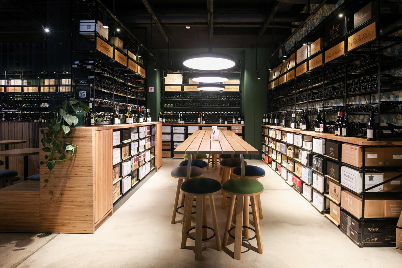To satisfy the most expert noses, this specialist wine merchant has selected over 300 wines from Luxembourg, France, Italy, Spain and Portugal, as well as from far-flung climes such as South Africa and Chile.  Crédit photo : Marie Russillo (Maison Moderne)