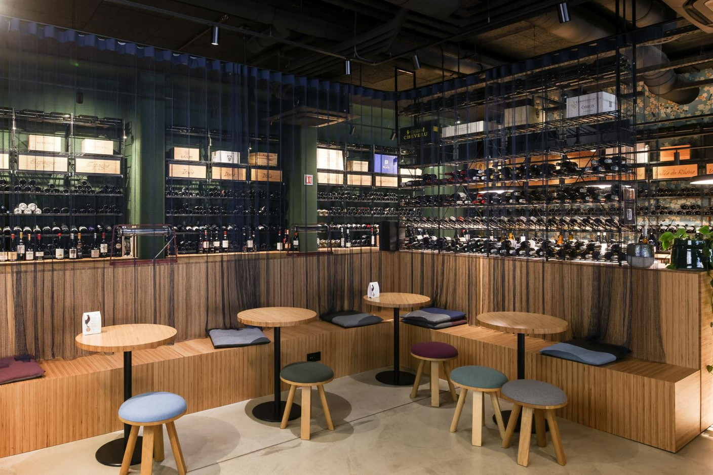 The focal point of the unique interior is the wine cellar with its full-height glass wall, housing Cuvées Prestiges, classic vintages and rare wines that collectors will love. Marie Russillo (Maison Moderne)